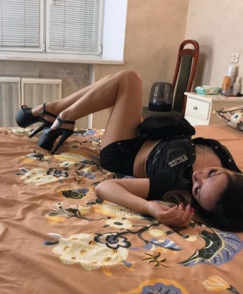 🌹 Живу в Москве и предлагаю свои услуги только в этом месте. 💫 Моя красота и обаяние обеспечат тебе незабываемый опыт. Я готова подарить тебе чувственность, страсть и ласку. 🌟 Разнообразие интимных услуг, которые я предлагаю, позволят нам окунуться в мир наслаждения. 💋 Мои клиенты ценят мою ненавязчивость и высокий уровень сервиса. На моих фото ты увидишь настоящую красоту. 📸 Позволь себе роскошь и позвони мне для воплощения своих самых сокровенных желаний. ✨ Жду тебя, чтобы создать неповторимую атмосферу удовольствия и наслаждения. 😏💕 6513, 31 год